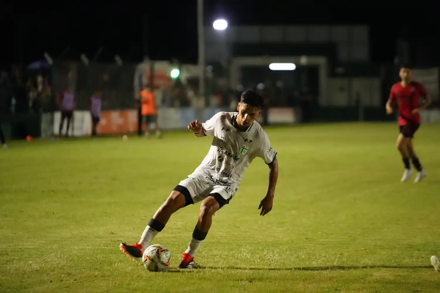 Leonel Flores sería titular en lugar de Enzo Avaro.