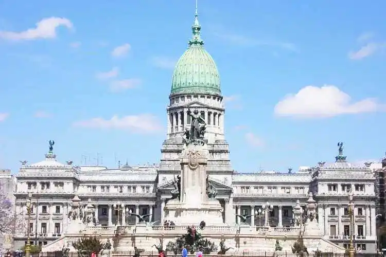 Los libertarios de Milei avanzarán en
el Congreso con las reformas y el DNU