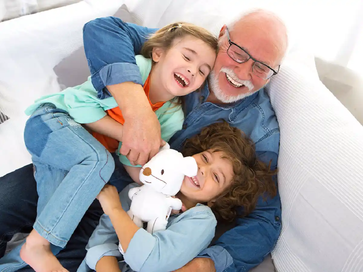 Para estar bien, los abuelos necesitan del contacto con sus familias