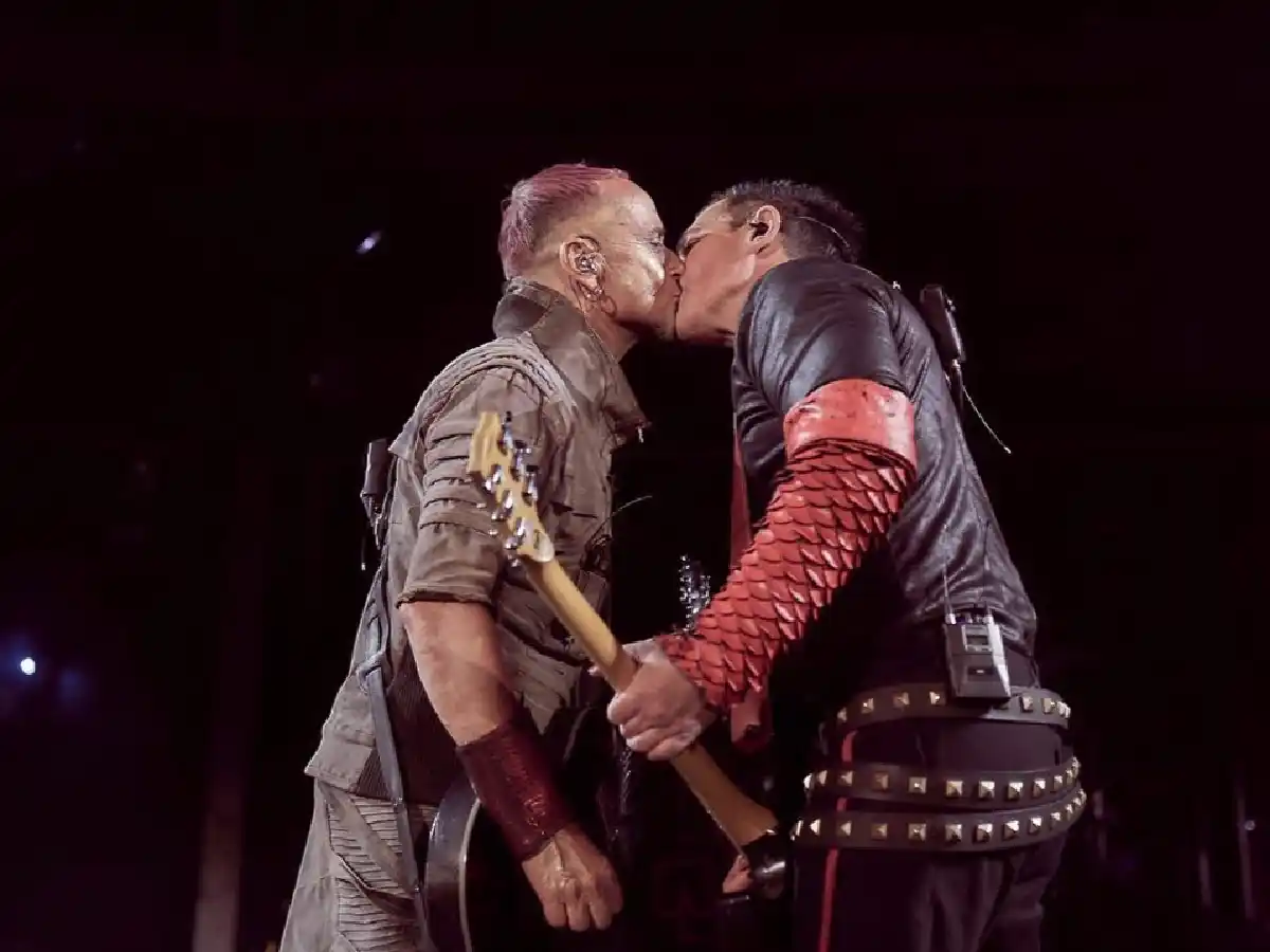 Los guitarristas de Rammstein se besaron en Moscú y desafiaron Putin
