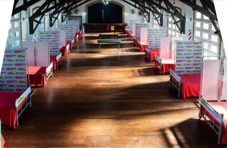 La Plata: Kicillof recorrió centro de aislamiento para pacientes leves de la República de los Niños