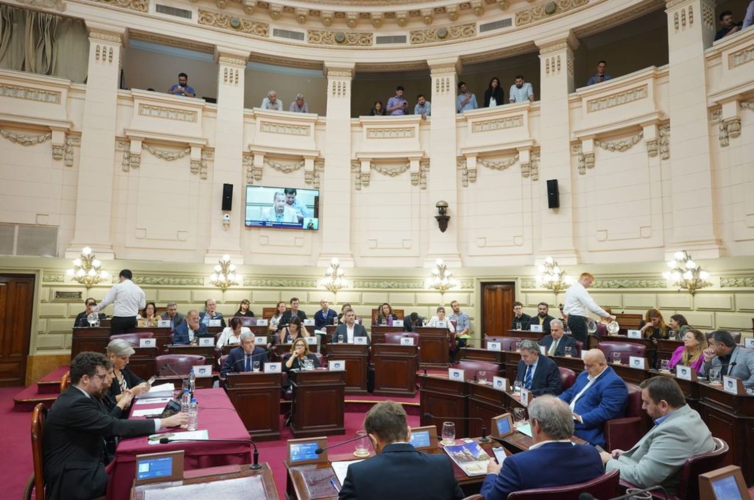 El oficialismo pudo cerrar filas después de escuchar a operadores del sistema penal y de largas reuniones entre los legisladores y funcionarios del Poder Ejecutivo, e incluso sumó a la hora de la votación en general al justicialismo en ambas cámaras y a los bloques celestes.