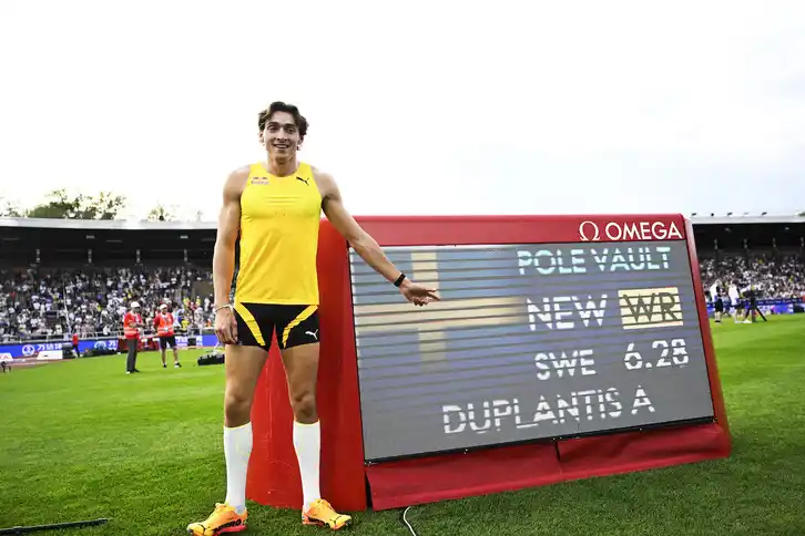 Armand Duplantis junto a su récord mundial.
