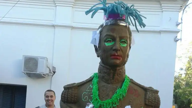 Mendoza: Sancionarán a los alumnos que travistieron un busto de San Martín