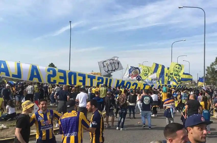Van por la hazaña: una multitud de hinchas de Central se congregó en el aeropuerto para apoyar al plantel
