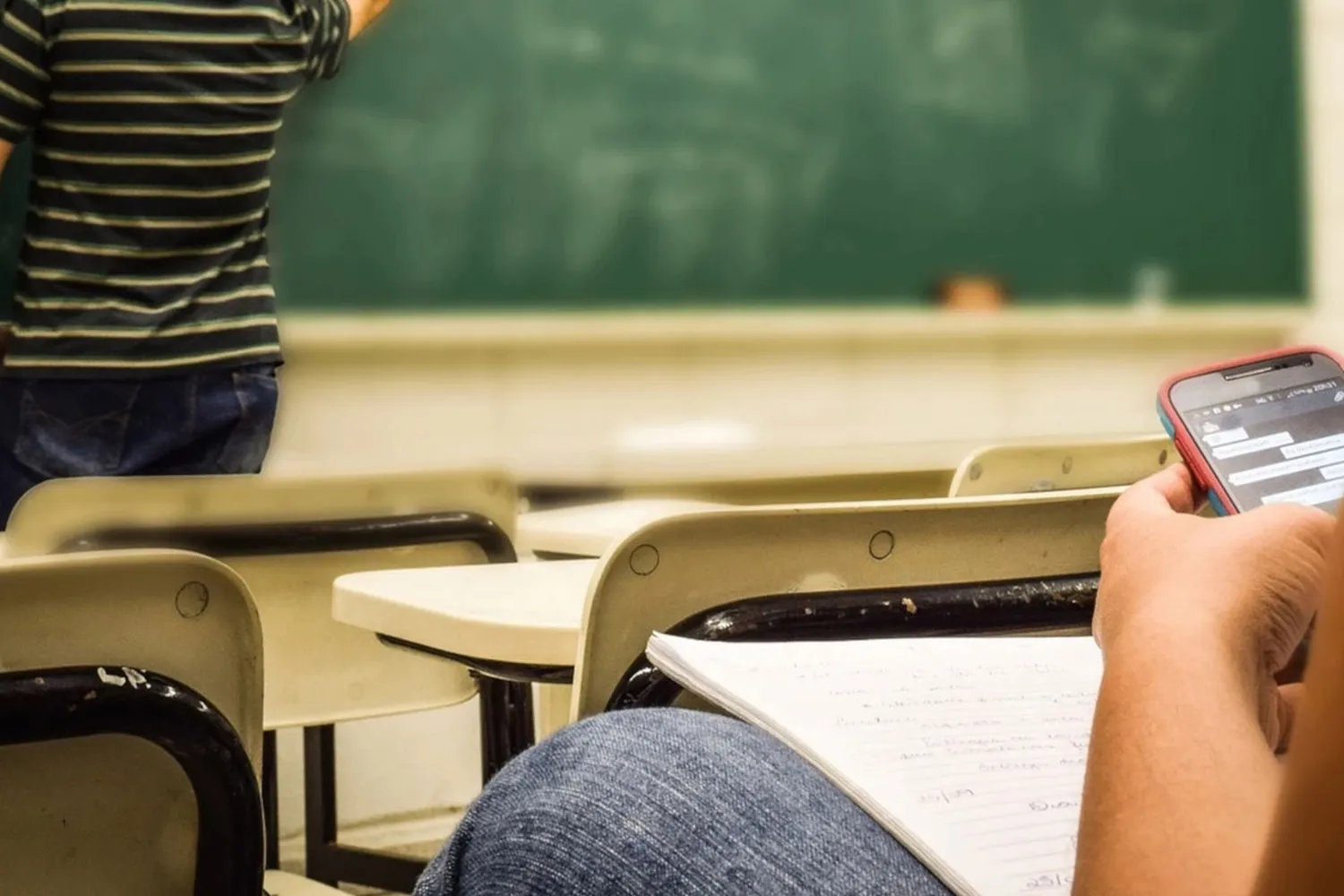 Alumnos argentinos: los más distraídos en el aula por el uso del celular