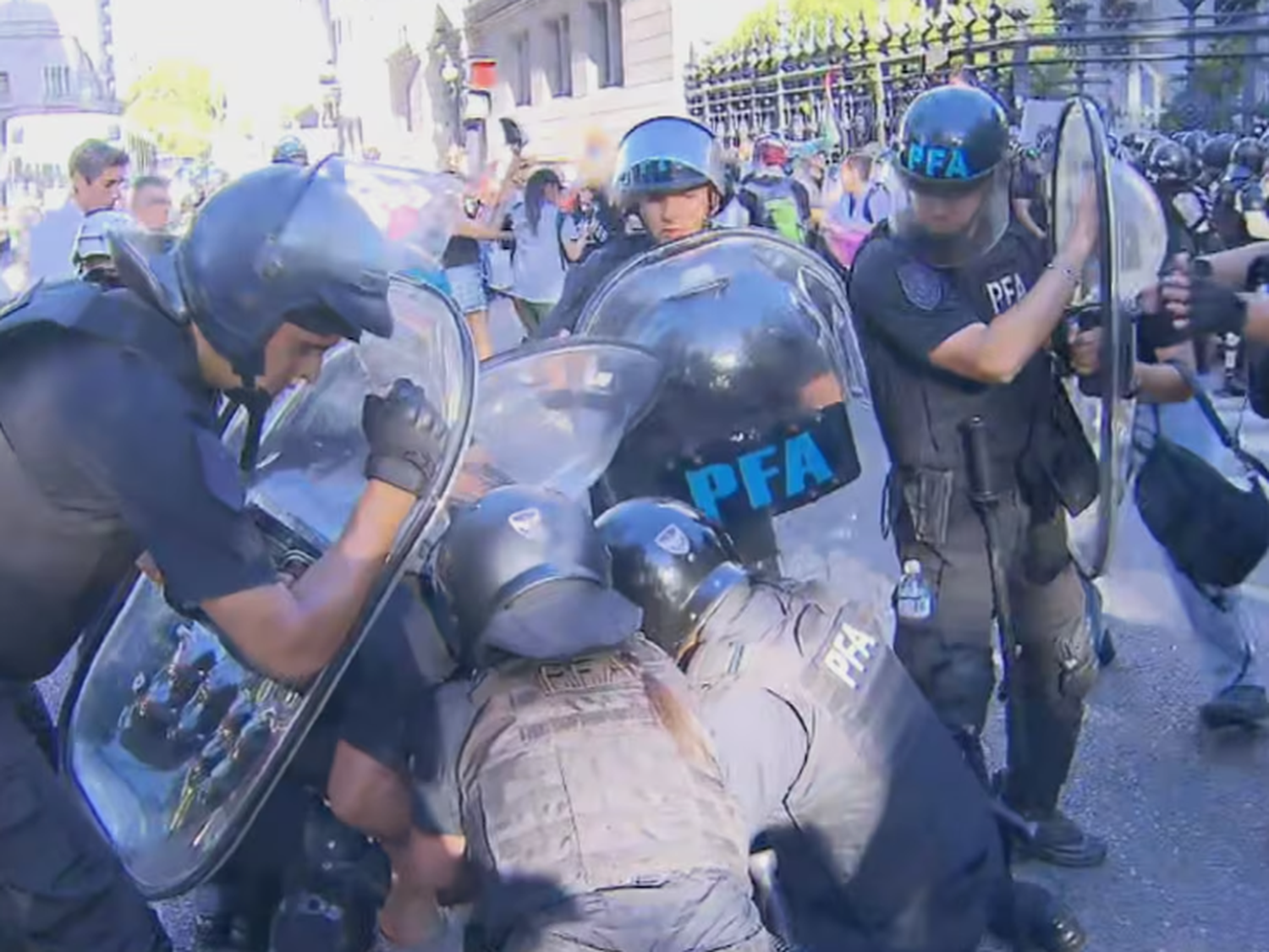 Incidentes y detenidos tras una nueva protesta de jubilados en el Congreso