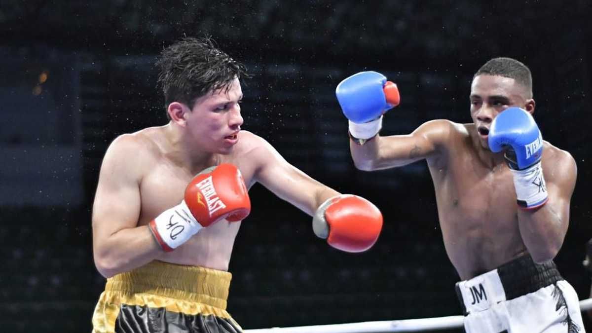 ¡TREMENDO GOLPE! Boxeador colombiano Luis Quiñones GRAVE tras ser noqueado (+video)