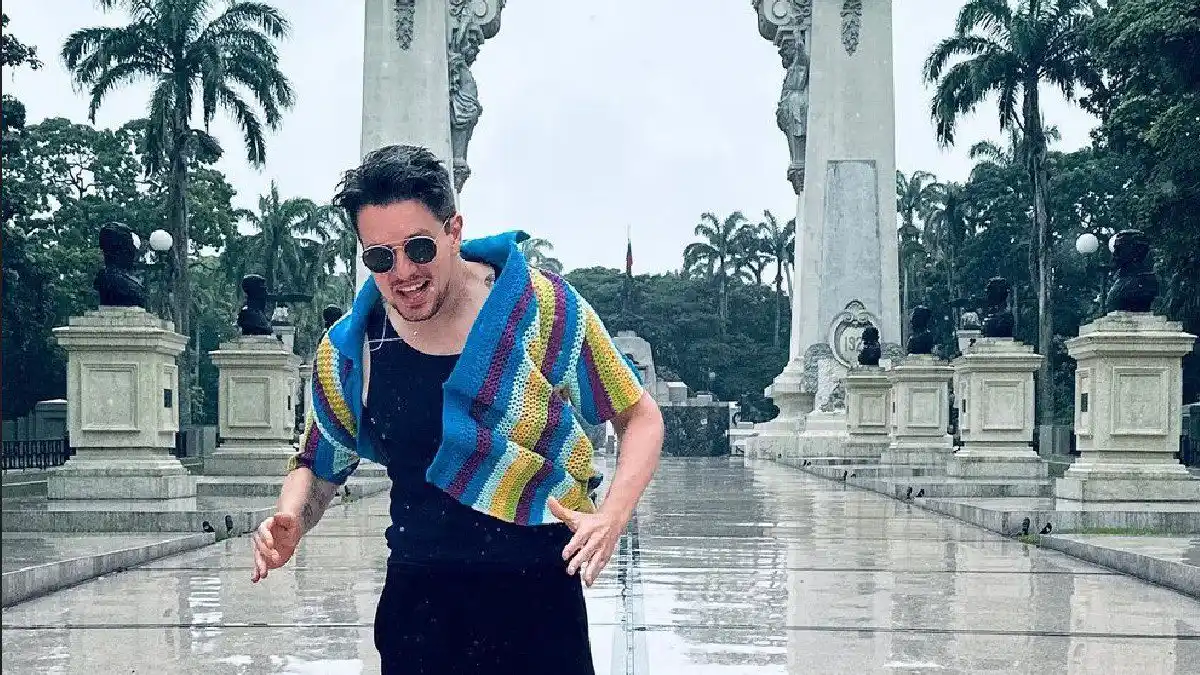 Lasso cuenta las cosas más extrañas que le han pasado en su gira (video)