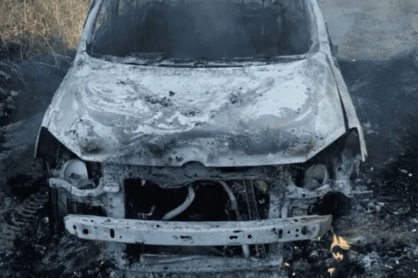 Delincuentes golpearon a un chofer para robarle el taxi y el vehículo apareció incendiado