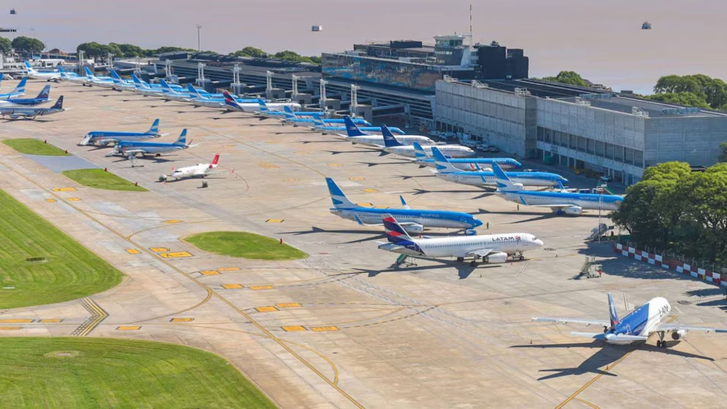 El Gobierno simplificó el trámite para autorizar servicios de transporte aéreo y atención de aeronaves en tierra
