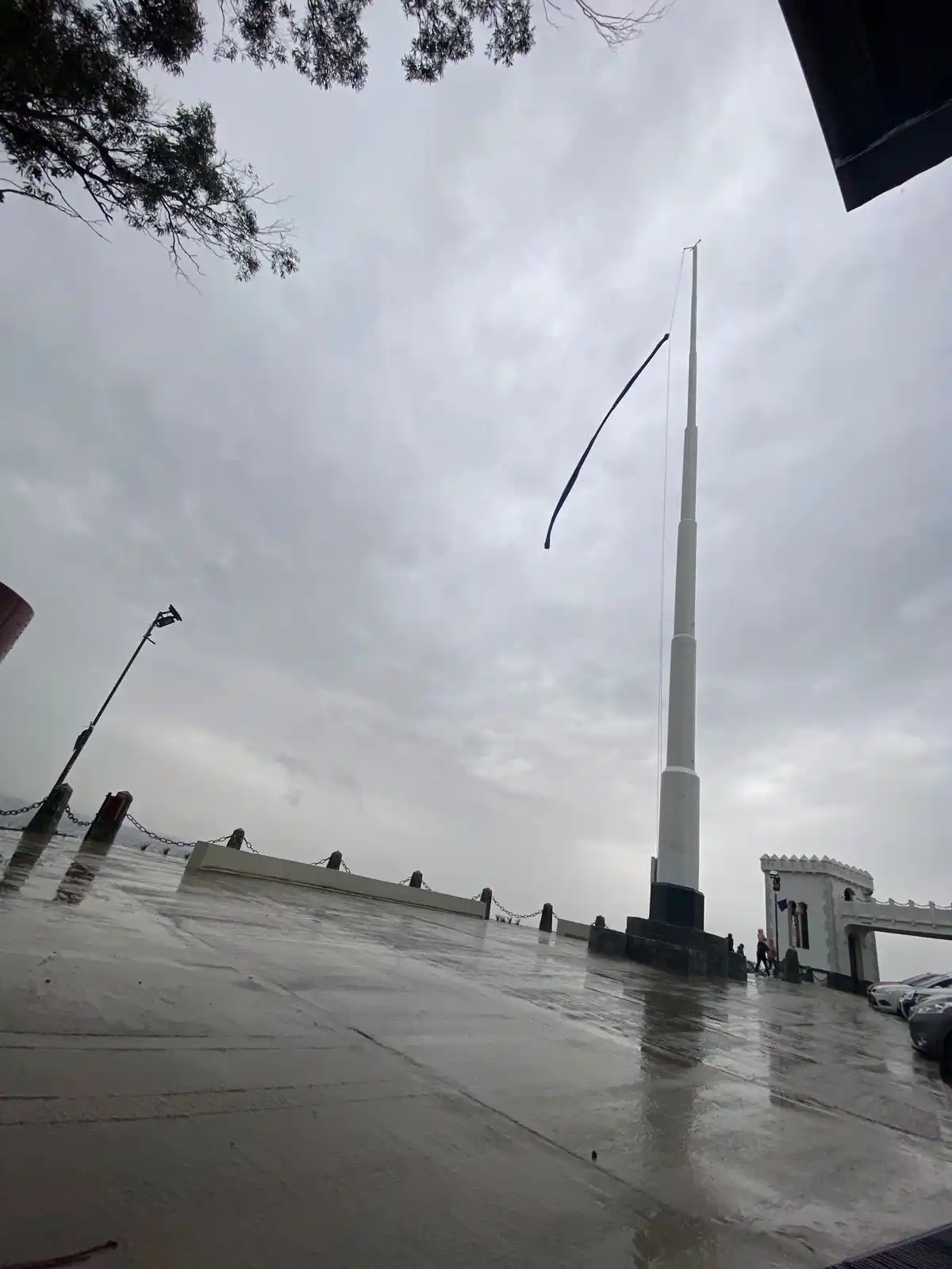 Por el mal clima, tuvieron que bajar la bandera del Mástil del Bicentenario