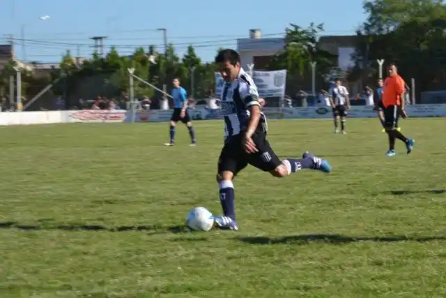 Clásicos del fútbol local a beneficio de una familia