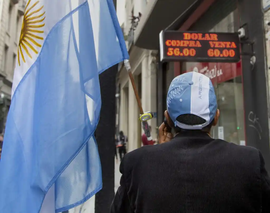 En medio del nerviosismo, el dólar subió un 2,5 por ciento y superó los 60 pesos