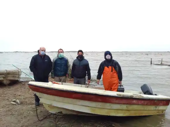 Se realizó la primera siembra de alevines de la temporada 2021 en la laguna La Salada de Lezama