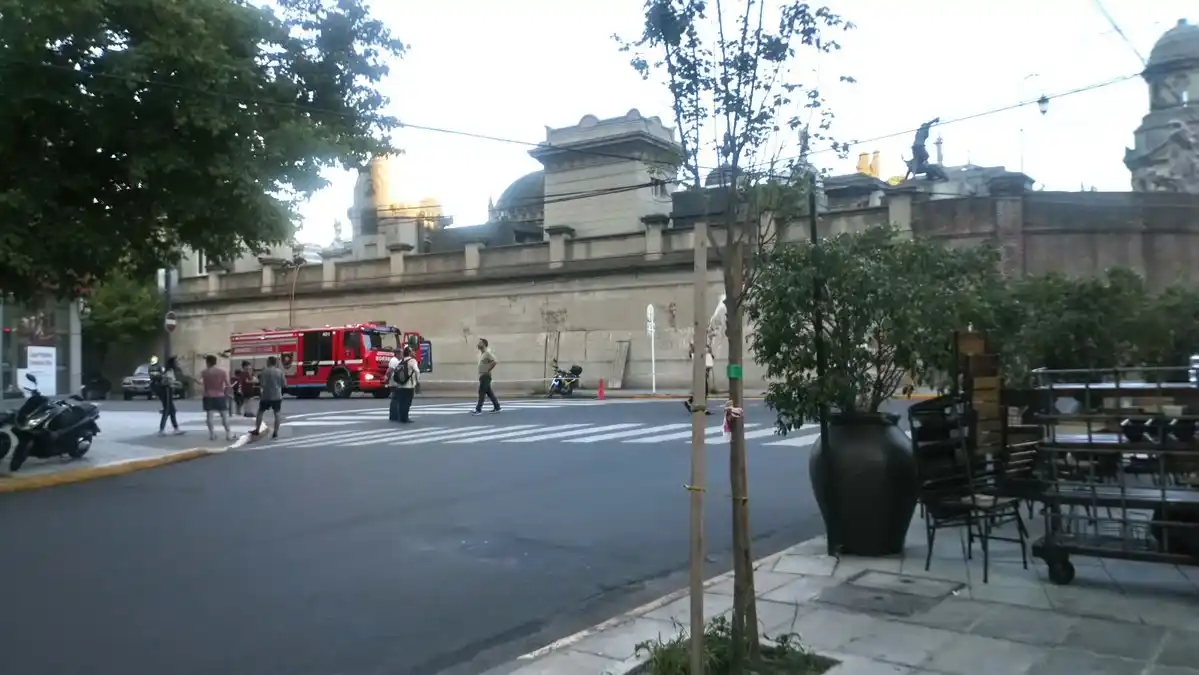 Estalló un explosivo en el Cementerio de Recoleta: una mujer herida de gravedad