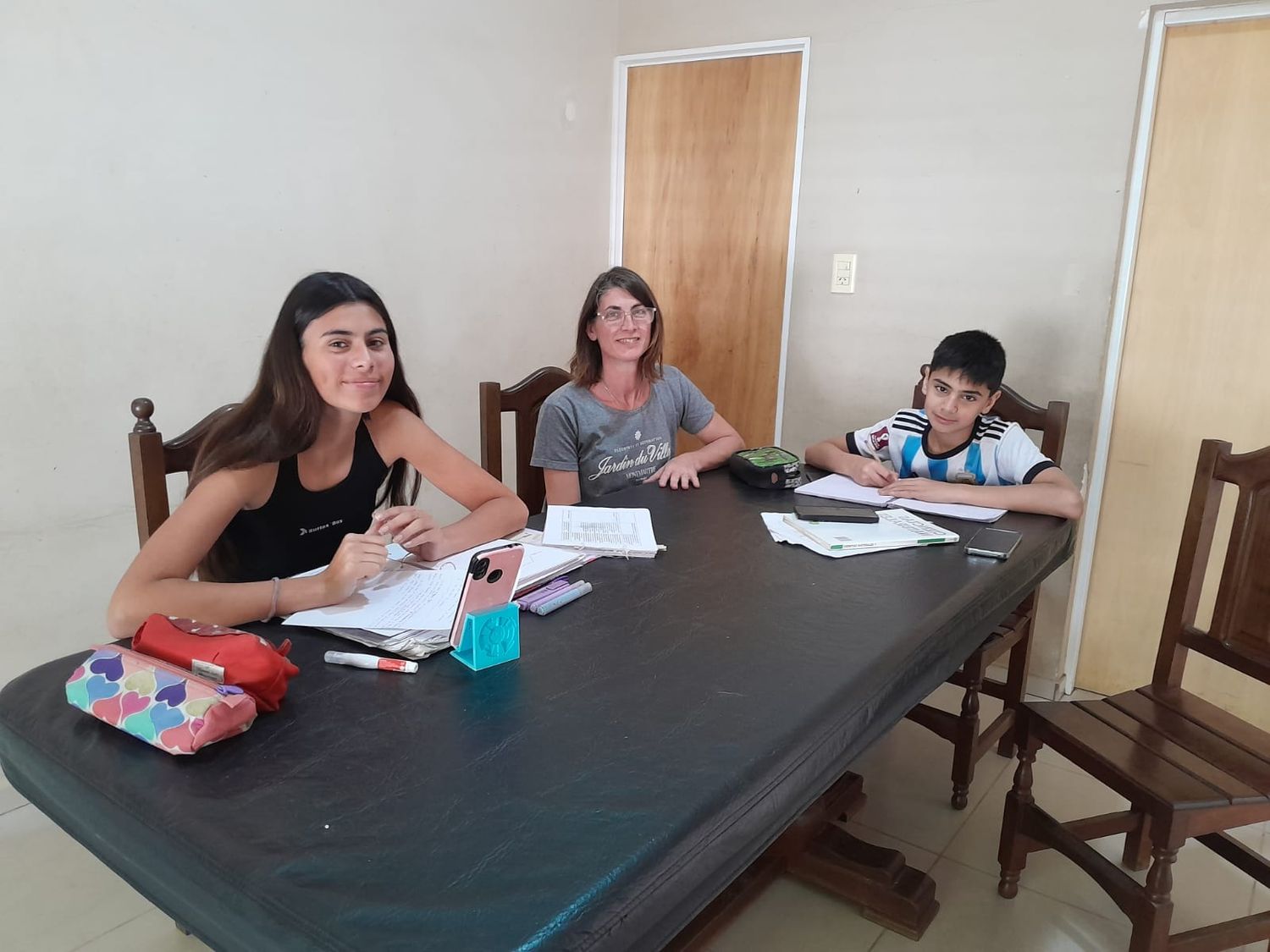 En la mesa del comedor de casa, Maitena y Ulises junto a su mamá María Eugenia aprenden y descubren cada día algo nuevo