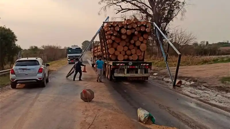 Un camión derribo el arco sanitizante en uno de los accesos a Concepción