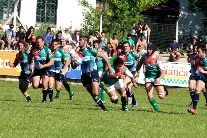 Franco Catuogno llevando la pelota esta tarde. (Foto: Prensa URMDP)