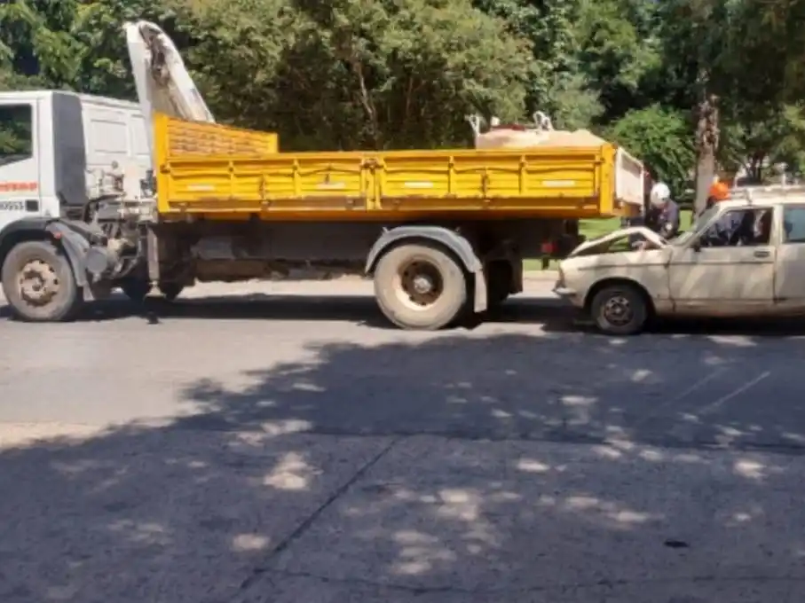 El auto impactó con la parte trasera del camión.