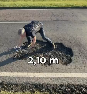 Emilio Monzó fue con un centímetro a la Ruta Nacional 3 en busca del bache más grande: Encontró uno de 5 metros