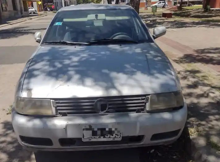 Un hombre tenía un auto robado a la venta estacionado hace meses en la Plaza Ramírez