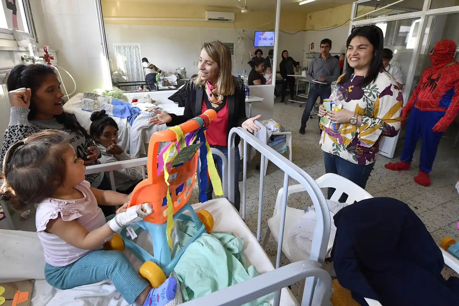 Stratta entregó juguetes y ropa a los niños internados en el San Roque