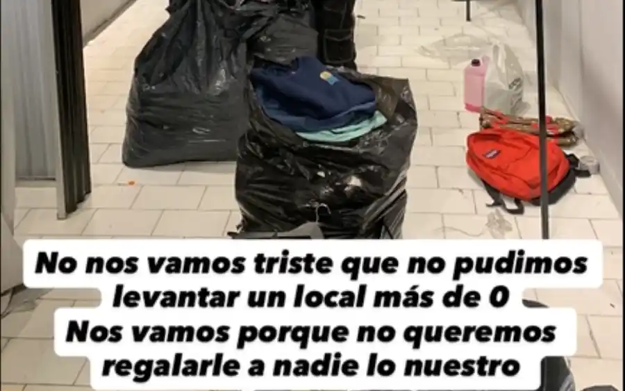 Anuncio del cierre del local tras un robo.