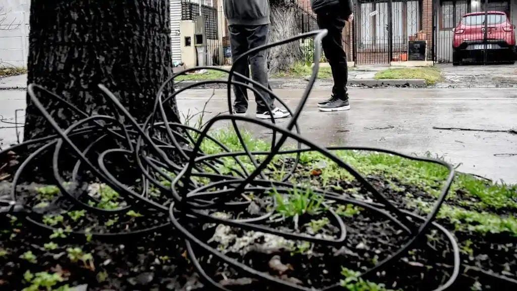 Restos de fibra óptica que aún permanecen tendidos en el lugar donde José Emilio Parrada murió decapitado.