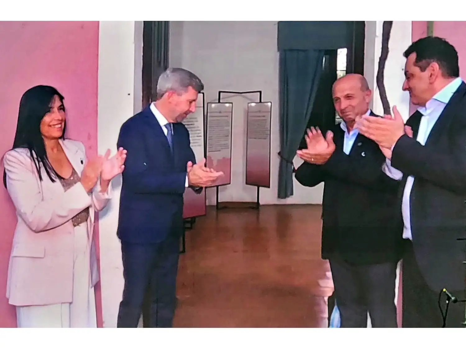 Autoridades provinciales y comunales en la inauguración de la renovada sala.