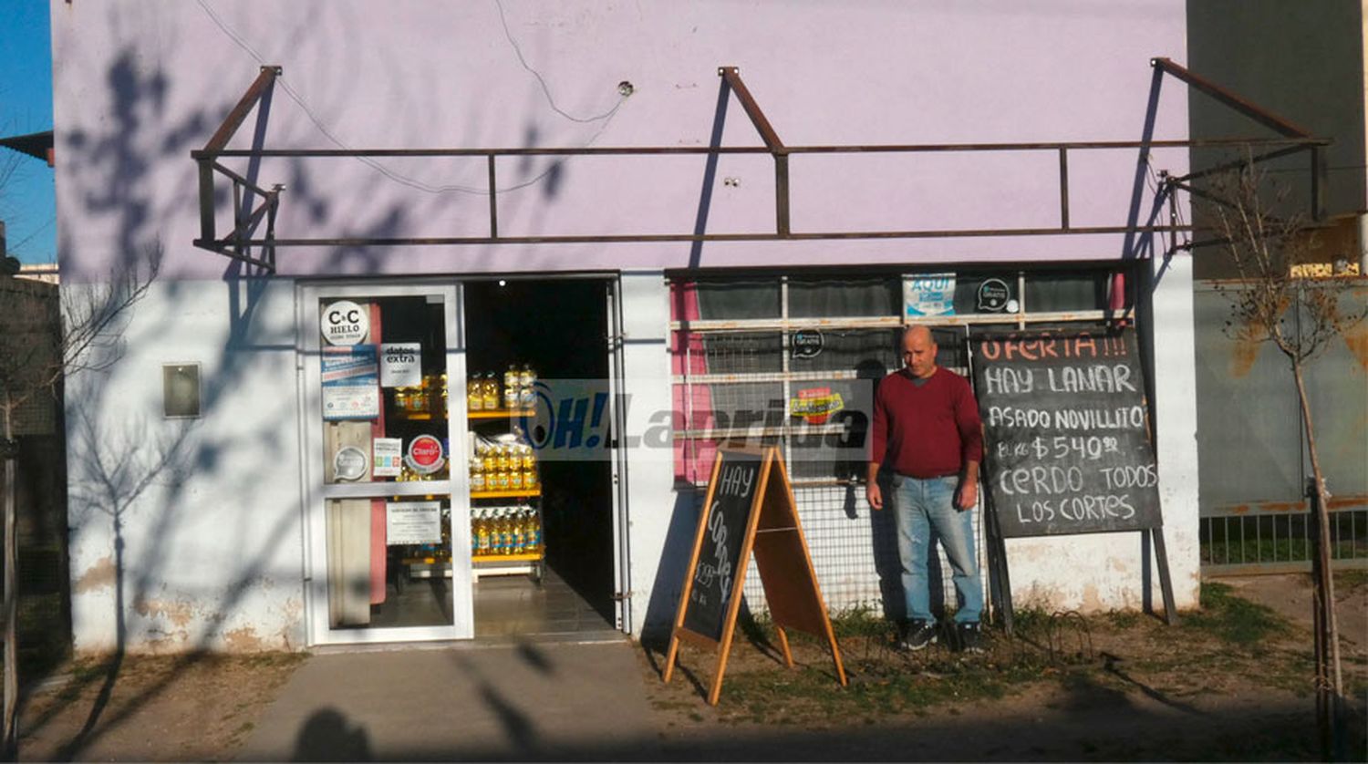 Un almacenero de Laprida se cansó de los políticos y presentó su propia lista: "Si estuviera todo bien, ni me meto"