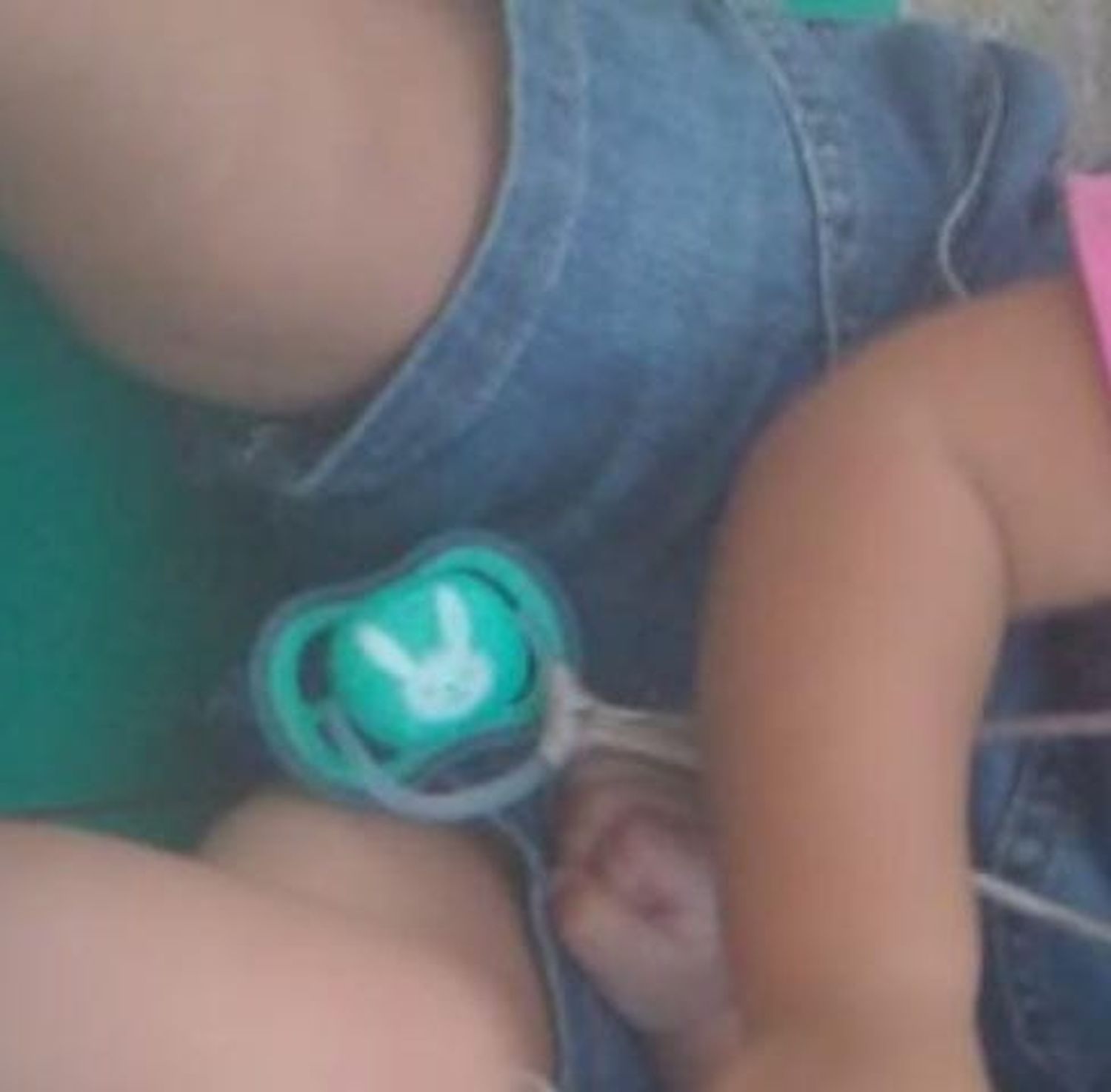 Camila perdió un chupete y lo necesita
