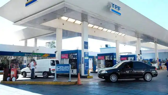 Estacioneros temen el congelamiento de precios por el barril criollo