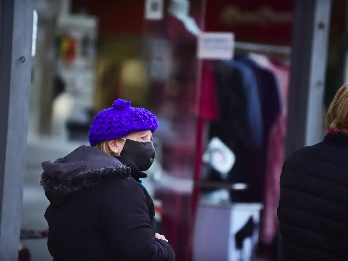 Afirman que la vacuna se aplicará inicialmente "en las personas mayores"