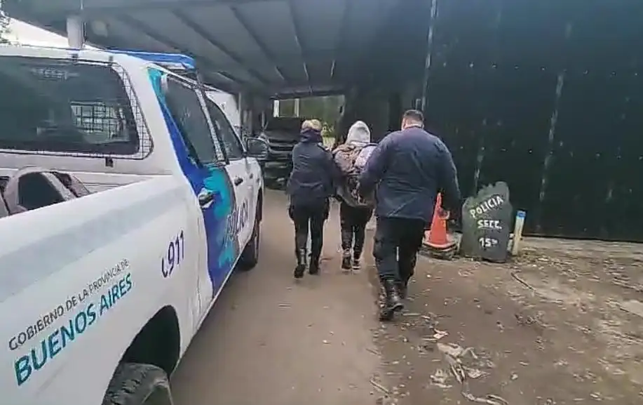 Los detenidos fueron vistos violentando la puerta de ingreso a una casa.