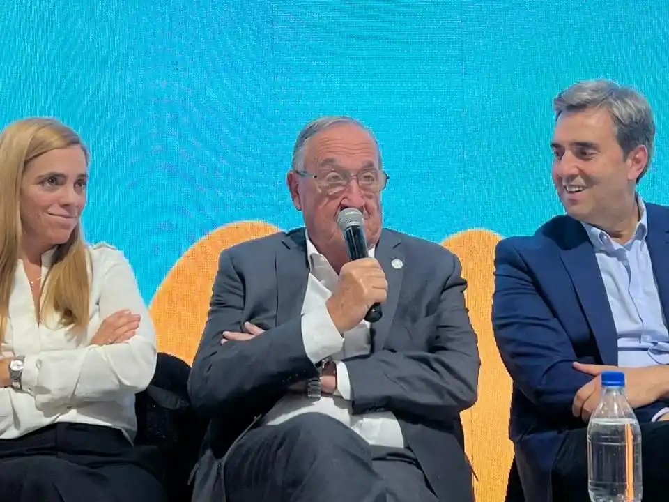 Lunghi puso el foco en el modelo de desarrollo local basado en una economía diversificada y en la gestión asociada entre el sector público, el sector privado y la universidad.