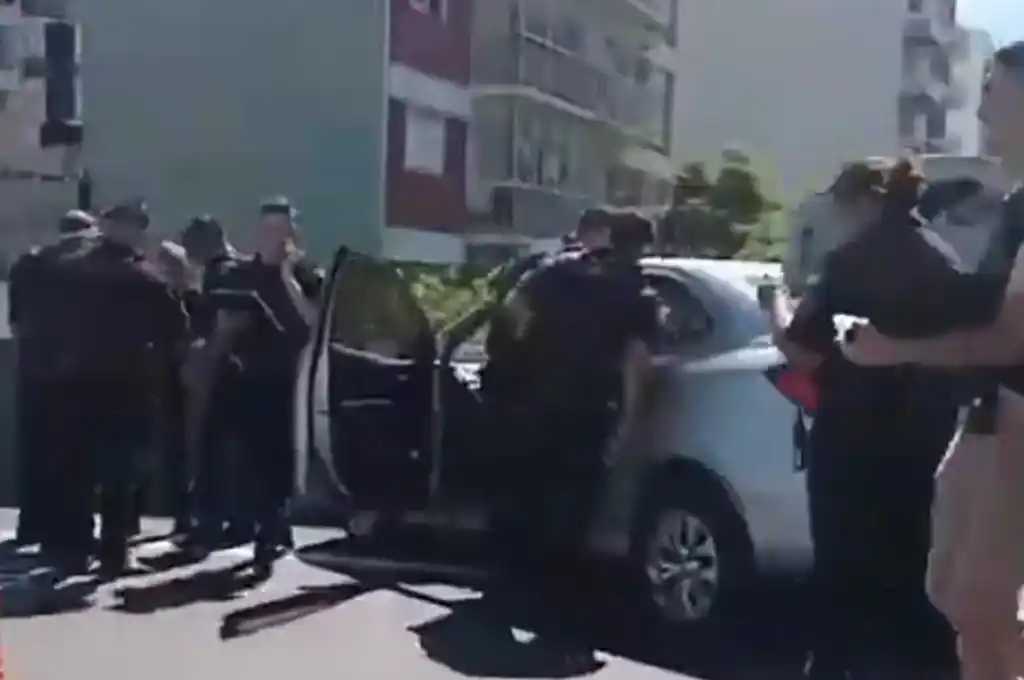 Los agentes decidieron perseguir al auto para identificar a sus ocupantes.