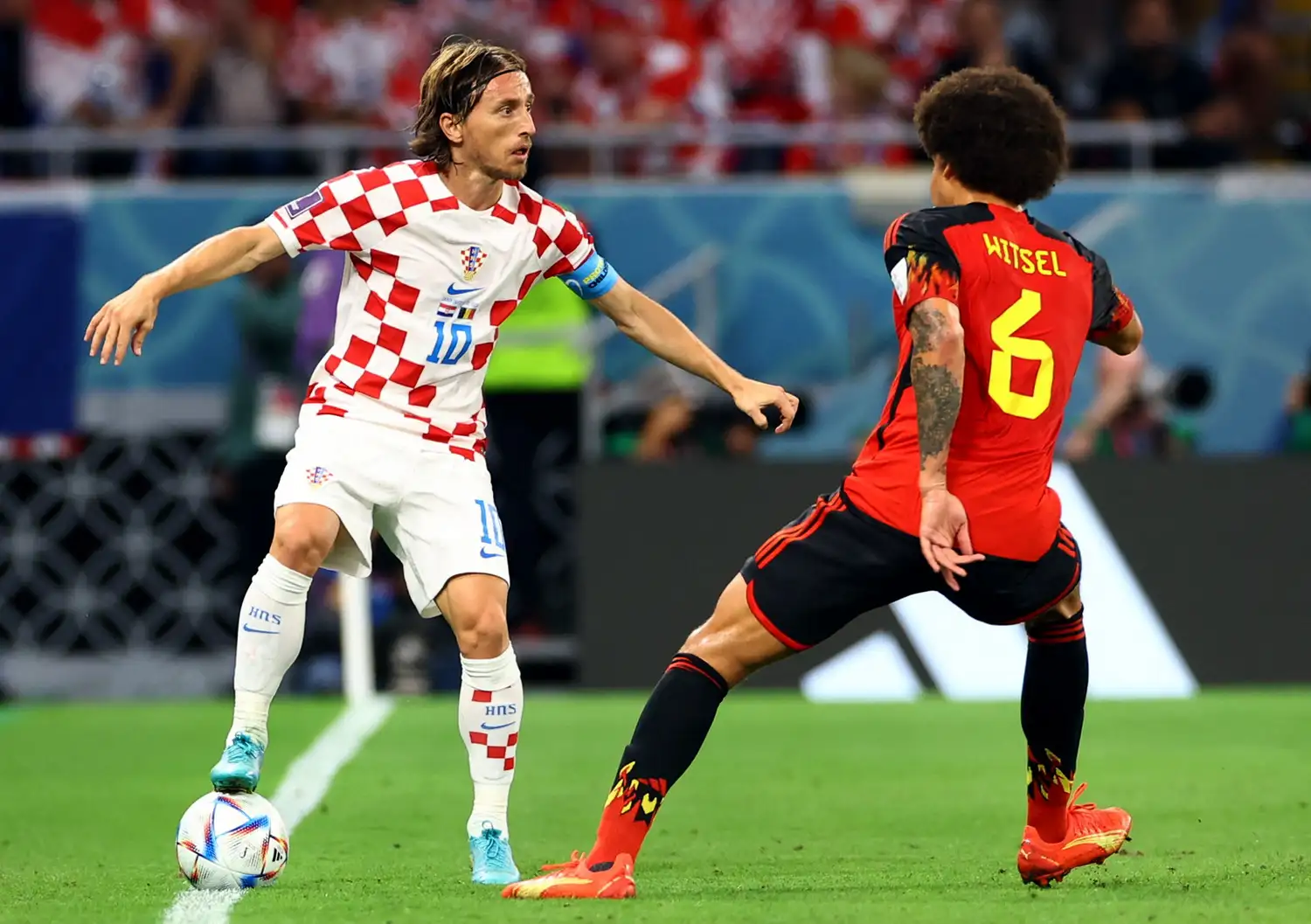 Luka Modric ante la marca de Witsel.