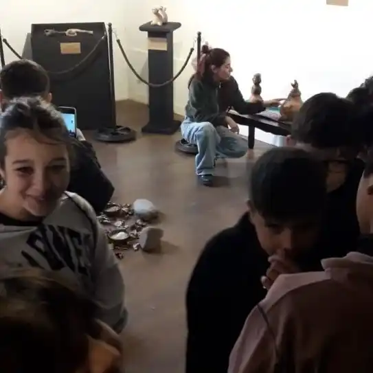 Estudiantes de la división 2º 1º del turno mañana se interiorizaron en la exposición itinerante de la artista local Melina Campano, muestra vinculada directamente con la cerámica, el barro y los procesos ancestrales de producción artística