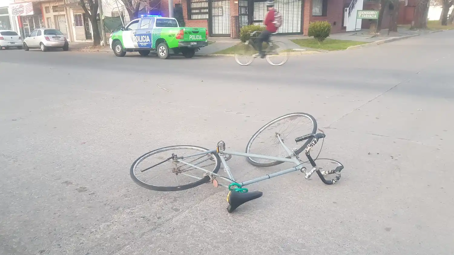 Atropelló a un ciclista, se dio a la fuga pero las cámaras no captaron el auto