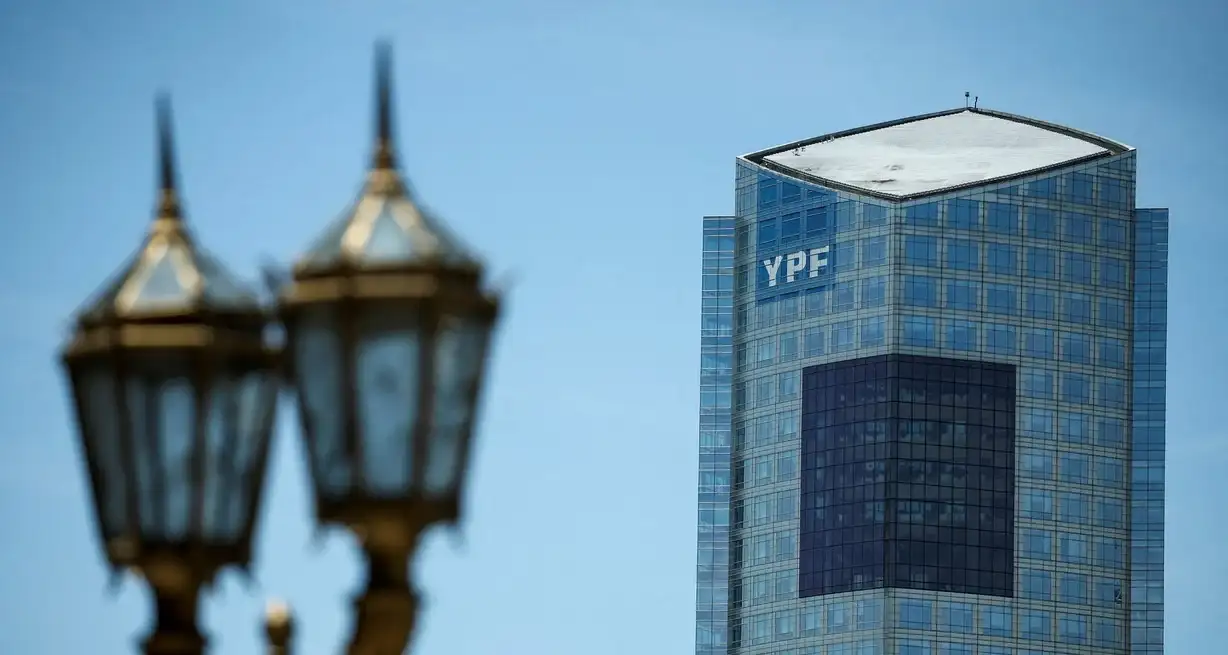 La Corte de Apelaciones de Nueva York frenó la entrega de acciones de YPF. Foto: Reuters