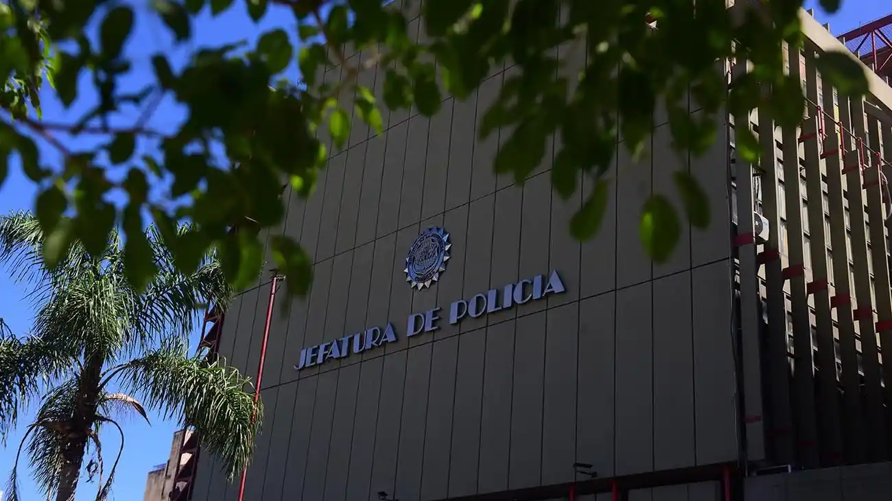 Un cabo de la Policía fue imputado y se sospecha que sacó fotos y videos en el baño de la Jefatura