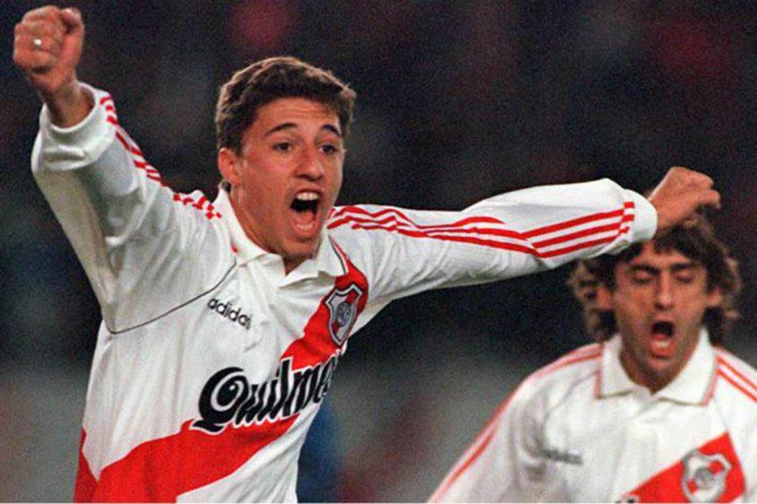 Crespo tras su paso por River, de fondo Enzo Francescoli, actual dirigente de la institución