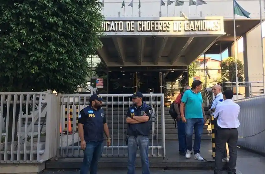 Allanan la sede central de Camioneros