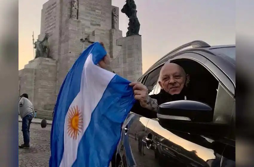 Marcelo Megna, que se negó a sesionar en las islas por ser grupo de riesgo, asistió al 17A y posó sin barbijo