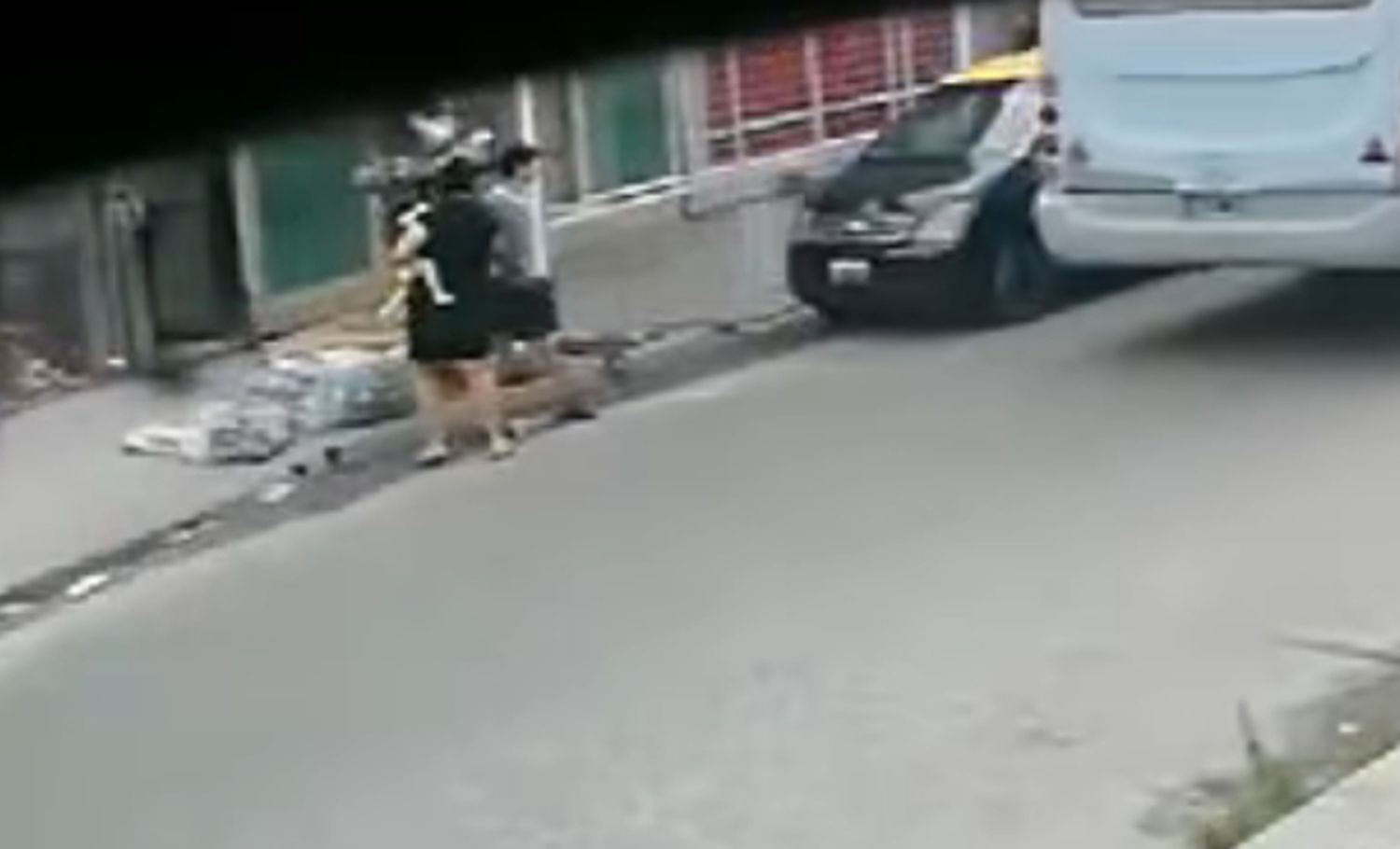 El video de una mujer con su bebé que fueron atropellados por un taxi en González Catán: el conductor se dio a la fuga