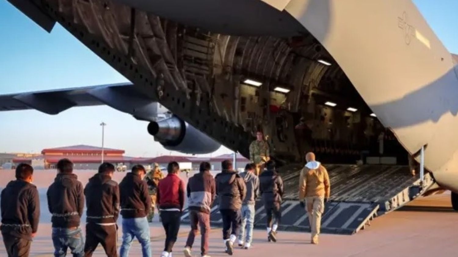 Juez federal de EE.UU. bloquea temporalmente las deportaciones de migrantes a lugares que no sean su país de origen