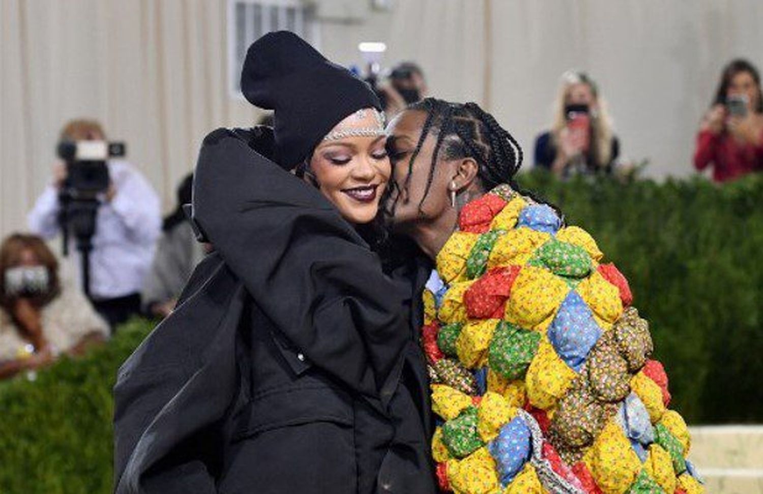 Rihanna se convierte en madre por primera vez