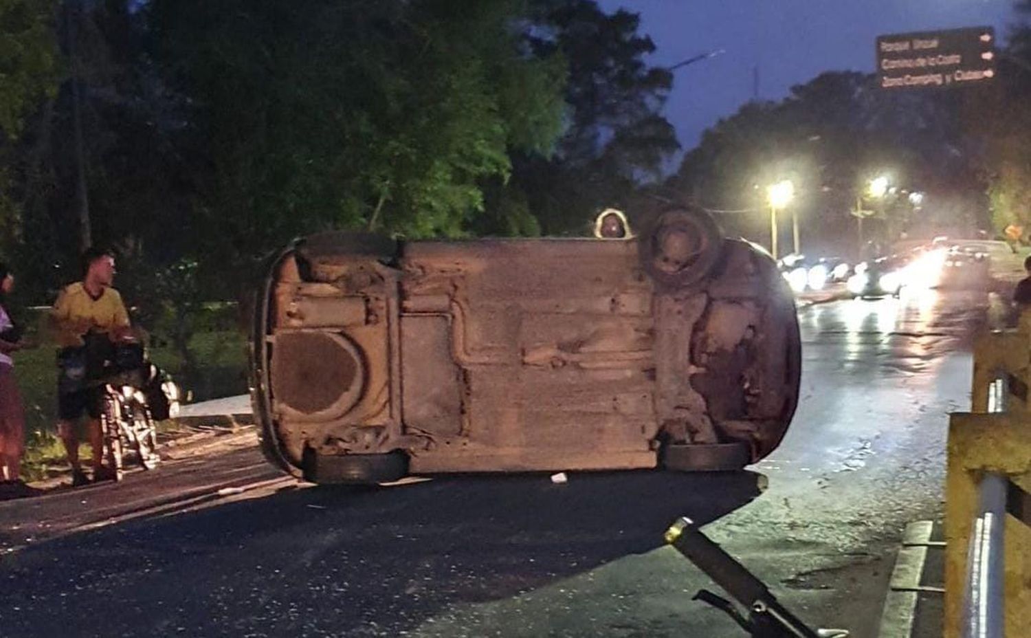 Increíble accidente en Gualeguaychú: Volcó un auto a la salida del Parque Unzué