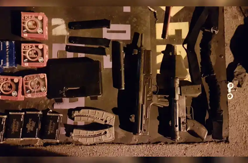 Fueron a apagar un incendio y encontraron dos ametralladoras y droga